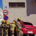 Els Bombers de la Generalitat excarcerant el cos d'un conductor d'un vehicle encastat a una paret a Bellvei.