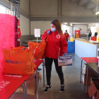 La tècnica de Creu Roja Tarragona, Marta Flores, descarrega el menjar que donen als sensesostre que han trobat feina perquè puguin subsistir fins que cobrin el primer sou.