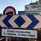Senyal instal·lat per Greenpeace que indica l'entrada a Barcelona com a ciutat poc sostenible
