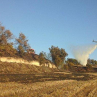 Un helicòpter bombarder treballa en l'extinció de l'incendi de Santa Coloma de Queralt