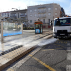Un vehicle del servei de neteja desinfectant els carrers de Tortosa