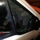 Pla detall d'una de les finestres trencades d'un cotxe a Ripollet que havien forçat els detinguts per robatori.