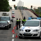 Un control de la Guardia Urbana de Tarragona durante el periodo de confinamiento, con un vehículo policial en primer término.