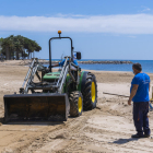 Una excavadora treballant ahir a la platja Prat d'en Forès, a Cambrils.