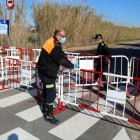 Efectivos de Protección Civil y de la Policía Local del Vendrell acabando de colocar las vallas en un acceso secundario, en torno a las Madrigueres.