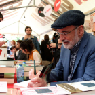 El escritor Fernando Aramburu dedicando libros durante el día de Sant Jordi.