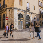 Un cartell a la façana de l'edifici informa del nou ús que tindrà l'immoble de la plaça del Fòrum.