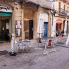 Una terraza de un bar sin clientes en Tarragona.