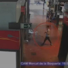 Captura de un vídeo de una cámara de seguridad de la Boqueria donde se ve a Younes Abouyaaqoub huyendo después del atropello.