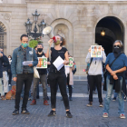 Treballadors de la cultura protesten a la plaça Sant Jaume contra les restriccions.