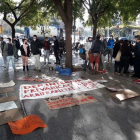 Protesta de los aspirantes al cuerpo de Bomberos de la Generalitat delante de la Ciudad de la Justicia.