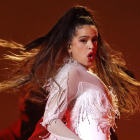 Rosalía actuant a la cerimònia dels Grammy a Los Angeles, el 27 de gener del 2020.