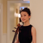 Pla mitjà de la violoncel·lista Xuanhan Xu, guanyadora del primer premi del Guardó Internacional Pau Casals 2020. Imatge publicada el 20 de novembre del 2020 (vertical)