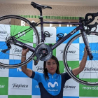 La ciclista equatoriana Miryam Nuñez posa en la presentació del Movistar Team a Quito.