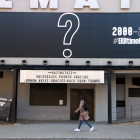 La façana del Razzmatazz, amb el cartell per anunciar el seu "últim concert"