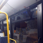 Un dels vidres trencats a l'autobús a causa d'una pedra.