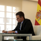 Pla mig del president del govern espanyol, Pedro Sánchez, participant a la cimera telemàtica del G20