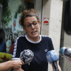 La diputada de la CUP al Congrés Mireia Vehí en una atenció als mitjans davant la seu de la formació el 12 de juny del 2020