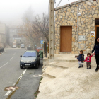 L'educadora i els infants sortint de l'espai familiar d'autogestionat de La Muntanya d'Arbolí