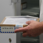 Un sanitari recull un paquet de vacunes anti-covid-19, distribuït per la farmacèutica Pfizer-BioNTech a Leuven.
