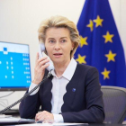 Imatge de la presidenta de la CE, Ursula von der Leyen, parlant per telèfon.