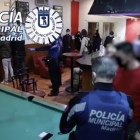 Imatge d'una de les intervencions de la policia municipal de MAdrid a una festa il·legal.