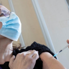 Una enfermera del Hospital Sant Pau de Barcelona inyecta la vacuna de covid-19 a una compañera.