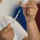 Una enfermera sostiene una jeringa con la vacuna contra la Covid-19.