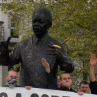 Imatge d'arxiu d'una acció de protesta a una estàtua de Nelson Mandela de membres de National Action.
