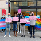 Membres de l'Observatori Contra l'Homofòbia concentrats davant el centre LGTBI de Barcelona