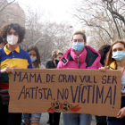 Estudiants d'arts en viu a la manifestació per la vaga convocada contra els casos d'abusos de poder i assetjament denunciats a l'IT.