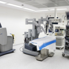 Plano general del sistema robótico 'D Vinci' instalado en un quirófano del Hospital Joan XXIII de Tarragona.