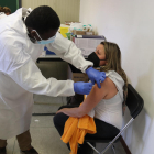 Una dona rebent la primera dosi de la vacuna d'AstraZeneca
