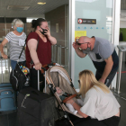 Una familia que aterriza en Reus después de meses sin verse y que conoce a la hijuela por primera vez.