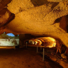 La Cova de la Font Major permet fer una visita immersiva a les comunitats prehistòriques.