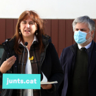 La candidata de JxCat el 14-F, Laura Borràs, en declaracions als mitjans des de Vila-seca juntament amb el cap de llista per Tarragona, Albert Batet.