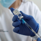 Els sanitaris es preparen per a administrar la primera dosi de la vacuna AstraZeneca.
