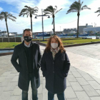 Jordi Jordan i Yolanda López durant el contacte informatiu de campanya ahir al barri del Serrallo.
