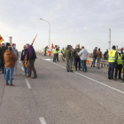 Un grup de treballadors d'IQOXE concentrats a l'entrada de l'empresa durant la jornada de vaga.