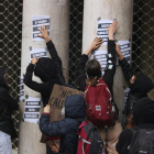 Estudiants d'arts en viu encartellen la façana del Teatre Coliseum durant la manifestació per la vaga convocada contra els casos d'abusos de poder i assetjament denunciats a l'IT.