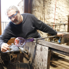 El mestre vidrier del Museu i Forn del Vidre de Vimbodí i Poblet, Paco Ramos, elaborant artesanalment un porró al taller del museu.