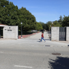 Pla obert de l'entrada de l'escola Bell-lloc de Girona.