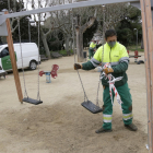 Operarios municipales del Ayuntamiento de Mataró desprecintan un parque alumbre.