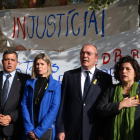 Plano medio de tres de los portavoces investigados y el alcalde, cantando 'Els Segadors' a la salida del juzgado de Reus.