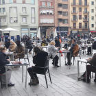 La plaça Corsini de Tarragona, amb diverses taules ocupades a la terrassa