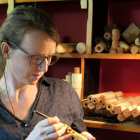 Marie Hulsens elabora los instrumentos con madera de origen europeo.