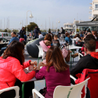 Persones consumint en una terrassa d'un bar de la zona marítima de l'Ampolla aquesta Setmana Santa.