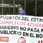 Els respresentants sindicals mantene el tancament a la seu de Puertos del Estado.