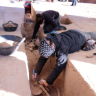 Los trabajos de excavación de una de las fosas de la masía de Santa Magdalena, en Móra d'Ebre.