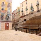 Imatge de la plaça Sedassos de Tarragona i les escales de fusta que s'han construït al circ romà.